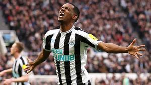 Alexander Isak en la celebración de un tanto con el Newcastle