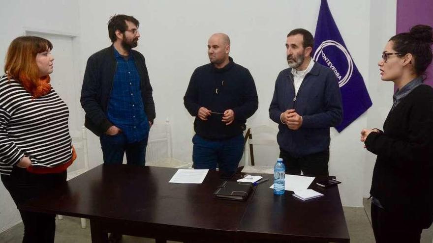 Miembros del Círculo Podemos Pontevedra, ayer, en rueda de prensa. // Rafa Vázquez