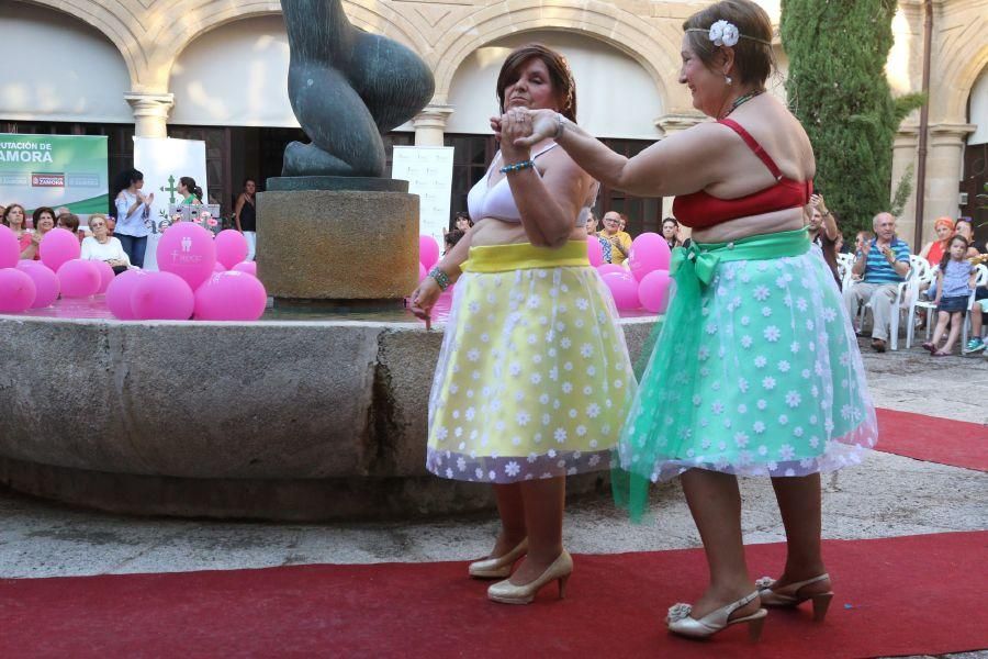 Desfile en Zamora de mujeres operadas de cáncer