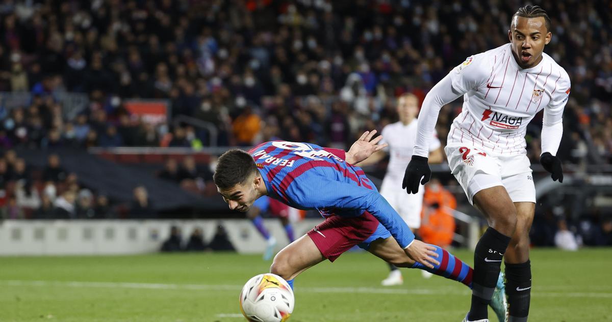 Koundé, defendiendo a Ferran Torres en el duelo entre el Barça y el Sevilla de la temporada pasada