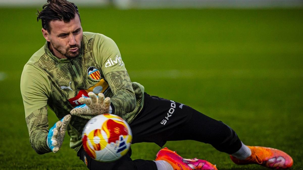Dimitrievski, portero suplente del Valencia, que jugará los partidos de Copa