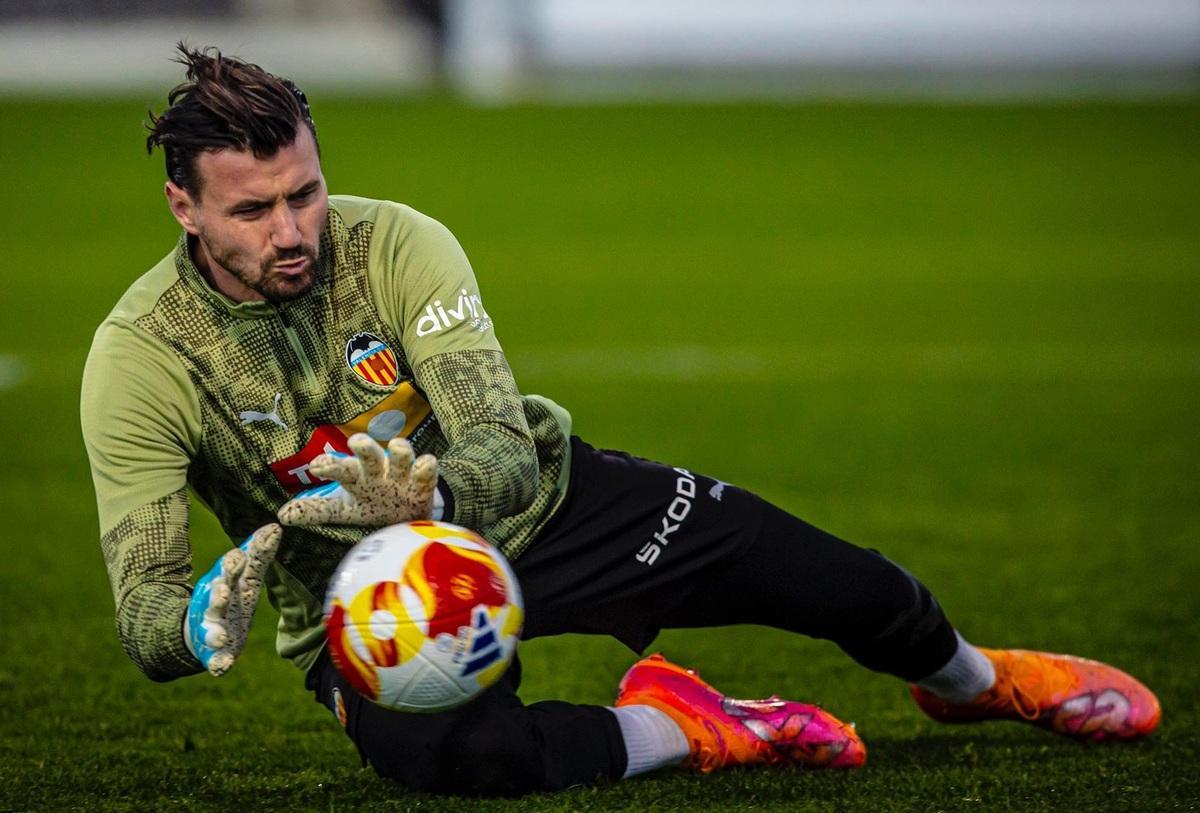 Dimitrievski, portero suplente del Valencia, que jugará los partidos de Copa