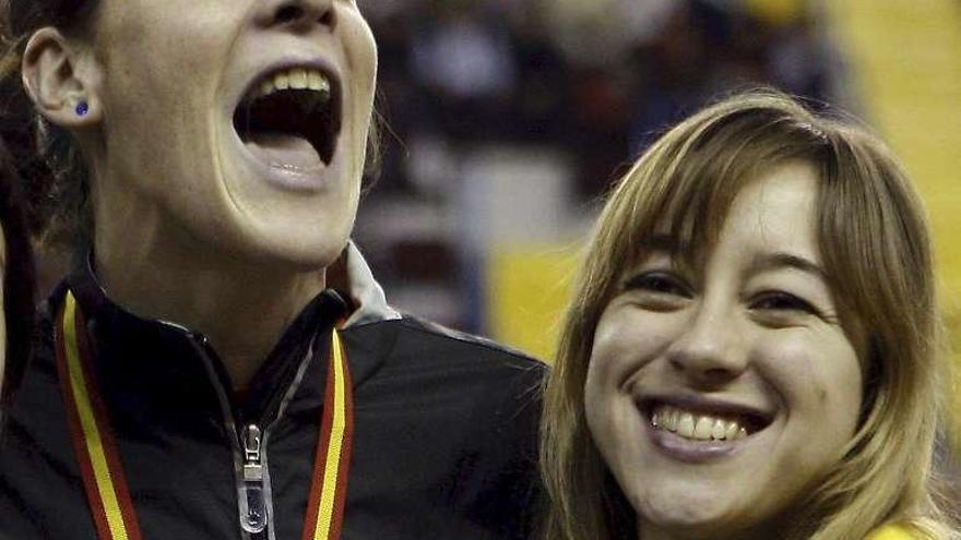 La toresana Raquel Alvarez, con Ruth Beitia en el podio de un Nacional.