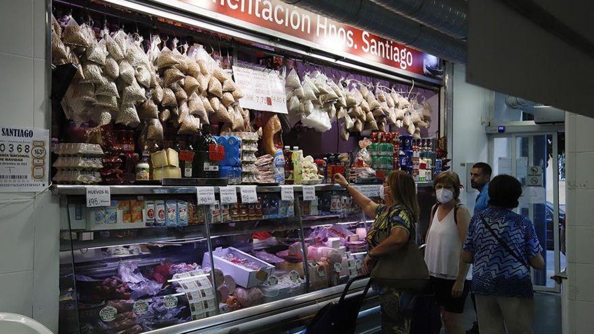 Puesto de alimentación en un mercado de abastos de Córdoba.