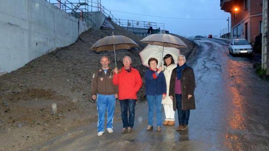 Vecinos de Lérez, junto a las obras cuya mejora reclaman.  // Rafa Vázquez