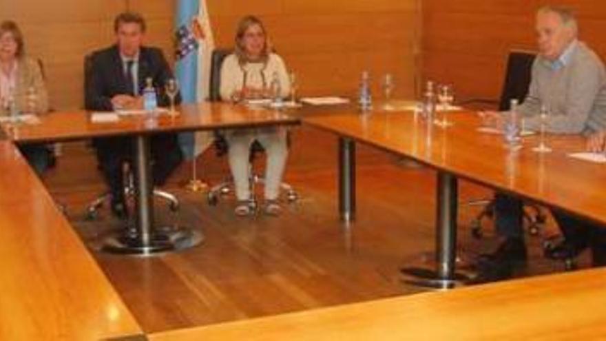 Representantes de los productores lácteos, ayer, en la reunión con Alberto Núñez Feijóo, Rosa Quintana y Patricia Ulloa.