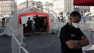 Pruebas de PCR en una carpa instalada en el centro de Marsella.