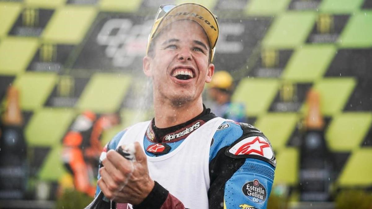 Àlex Márquez celebra, eufórico, en el podio de Brno, su quinta victoria del año.