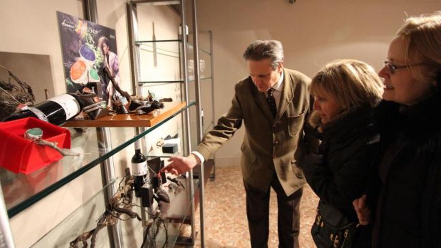 Vino y piezas de Pianegonda en la exposición de Alba Joyeros