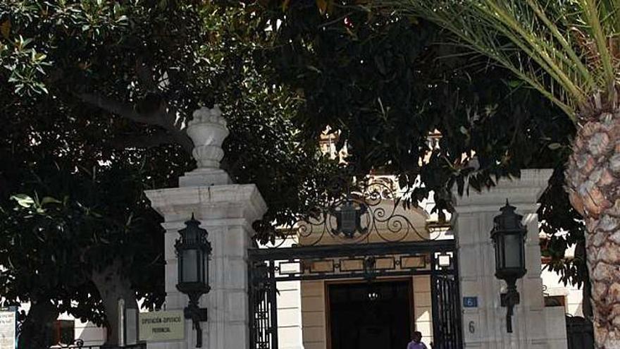 Periodistas en la puerta de la Diputación.