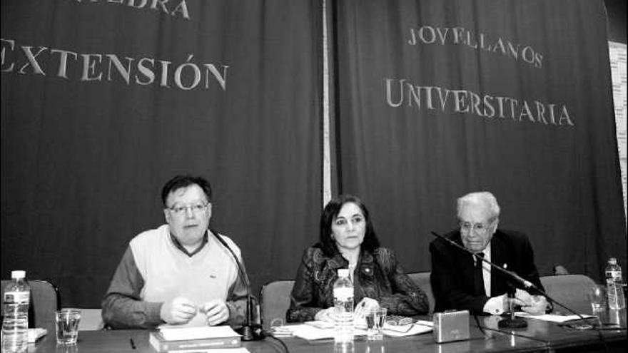 Eduardo García, Alicia Laspra y José Luis Martínez, en el Ateneo.