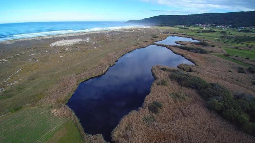 La Xunta hará un estudio integral de la laguna de Traba, en Laxe