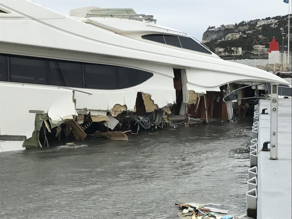 El vendaval destroza dos yates de lujo amarrados en el Port d'Andratx