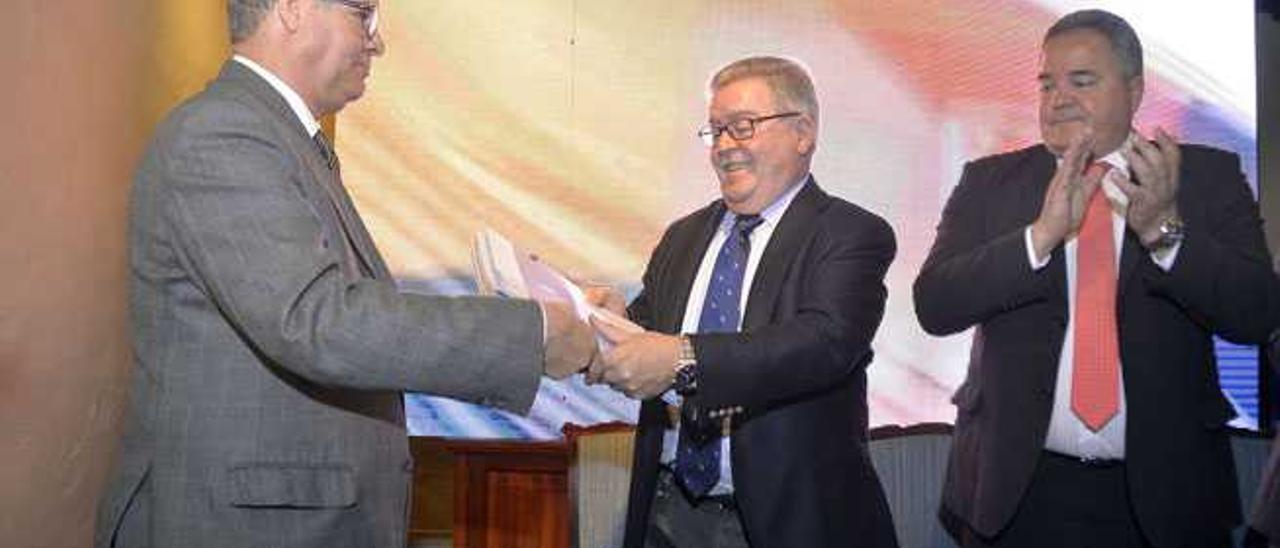 El director de la casa museo Léon y Castillo, Antonio González, recibe de Bravo de Laguna el proyecto.