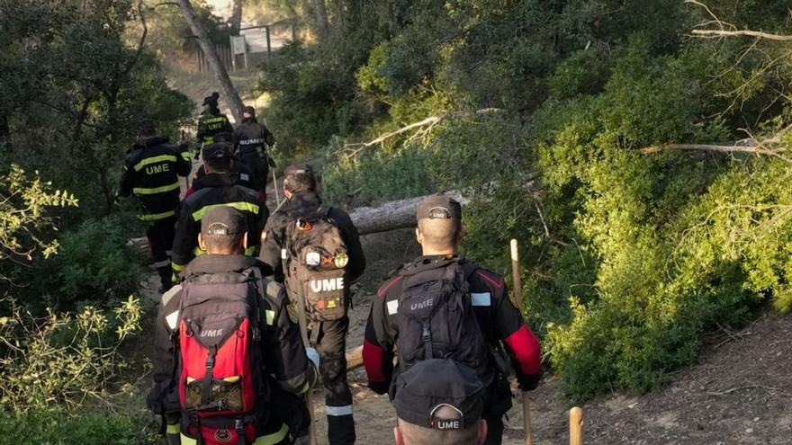 Membres de l’UME rastregen la serra de Collserola.