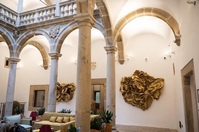 Lucía Vallejo despliega su "pintura expandida" en el Palacio de Godoy de Cáceres