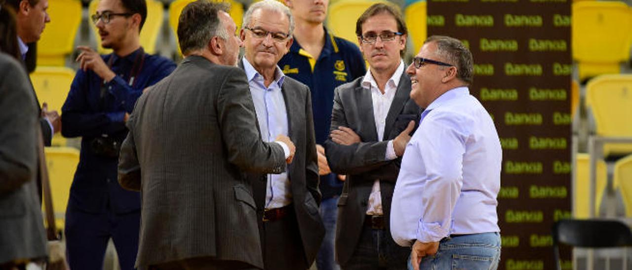 Ángel Víctor Torres, Miguelo Betancor, Óliver Armas y Ñito Pérez en un acto el curso pasado en el Gran Canaria Arena.