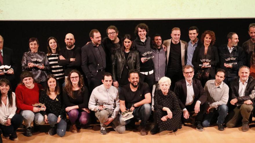 Foto de família amb tots els premiats de l&#039;anterior edició dels Premis Carles Rahola