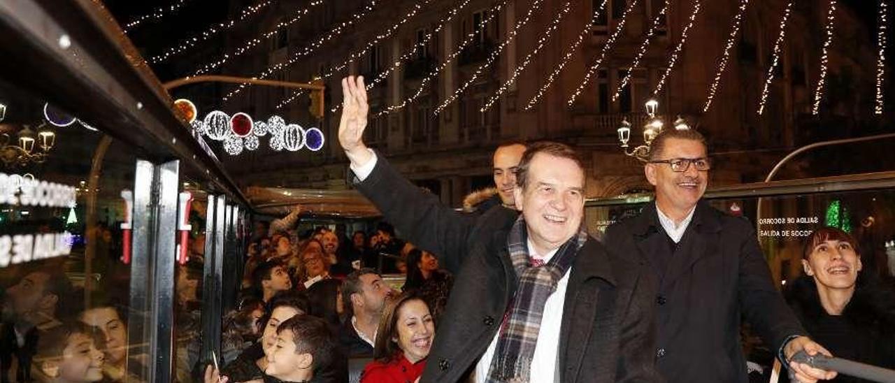 Abel Caballero, en el bus turístico por los enclaves del alumbrado navideño de Vigo. // José Lores