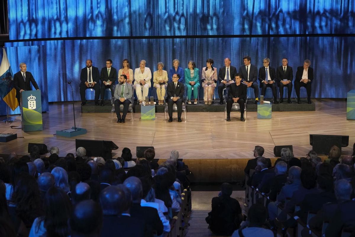 El presidente Fernando Clavijo junto a los galardonados con los Premios Canarias y Medallas de Oro.