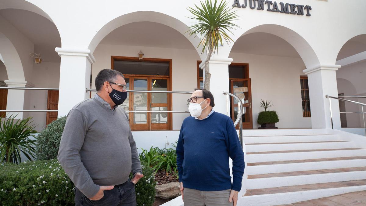 Ángel Luis Guerrero y Pere Ribas suben las escaleras del Ayuntamiento