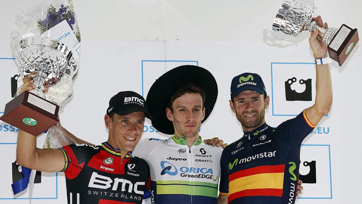 El podio de la Clásica de San Sebastián: Adam Yates, el ganador, escoltado por Philippe Gilbert, segundo, y Alejandro Valverde, tercero