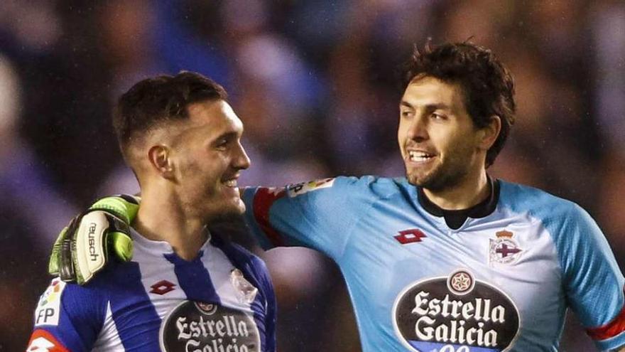 Lucas Pérez y Germán Lux celebran la victoria ante el Celta en Riazor en noviembre.