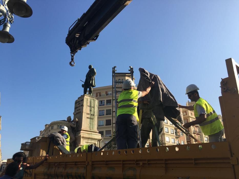 Desmontaje de la escultura 'Alegoría del Trabajo' del monumento de Larios.