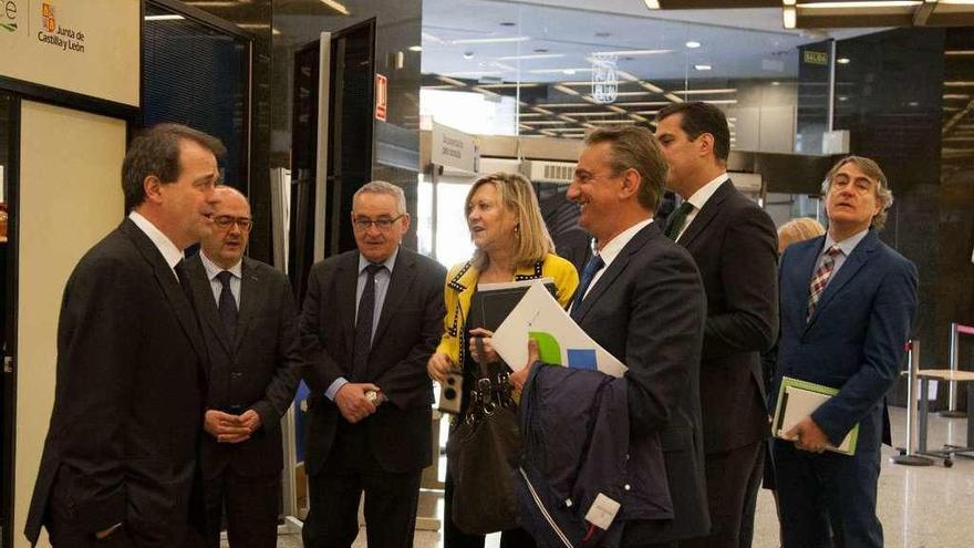 Pilar del Olmo conversa con directivos de Losán en el Instituto para la Competitividad Empresarial de Zamora.