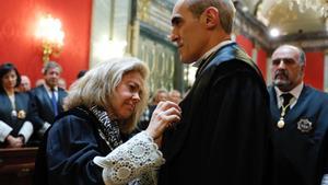 Consuelo Madrigal condecora a Alejandro Luzón.