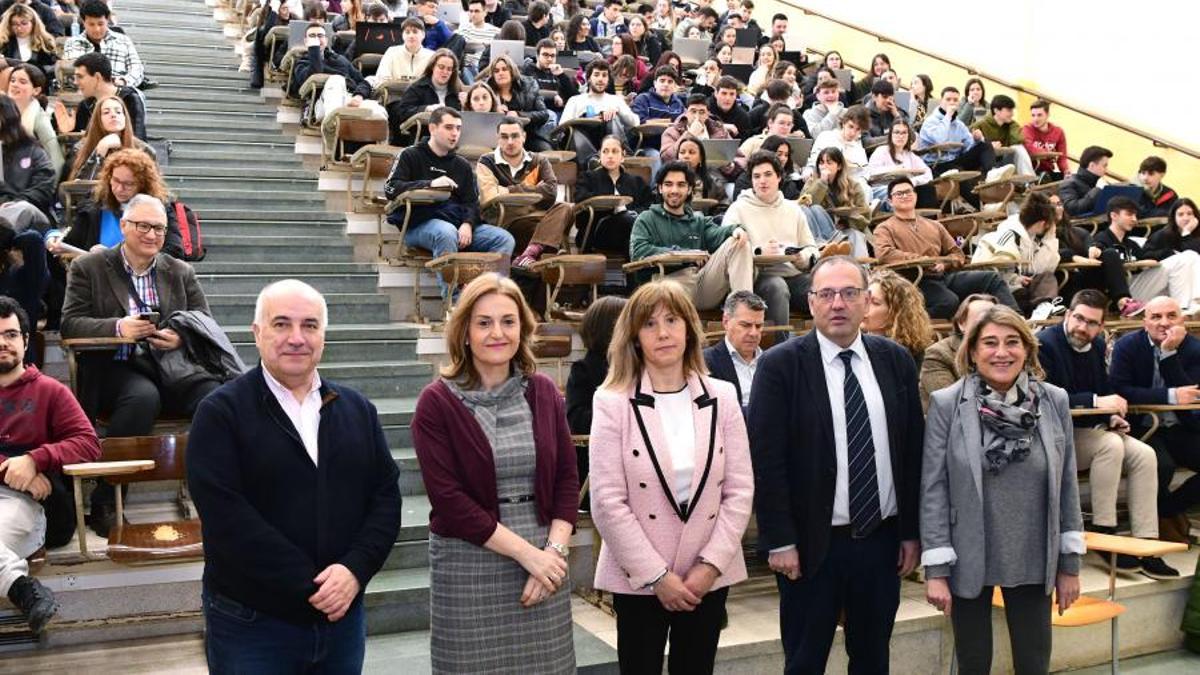 Xoán Doldán, izquierda, Eleva Rivo, Carmen Rodríguez, Gumersindo Feijoo y Maite Cancelo en el acto central en la Facultad de Ciencias Económicas de la USC de la V Semana Universitaria de la Economía Social / s.alvite