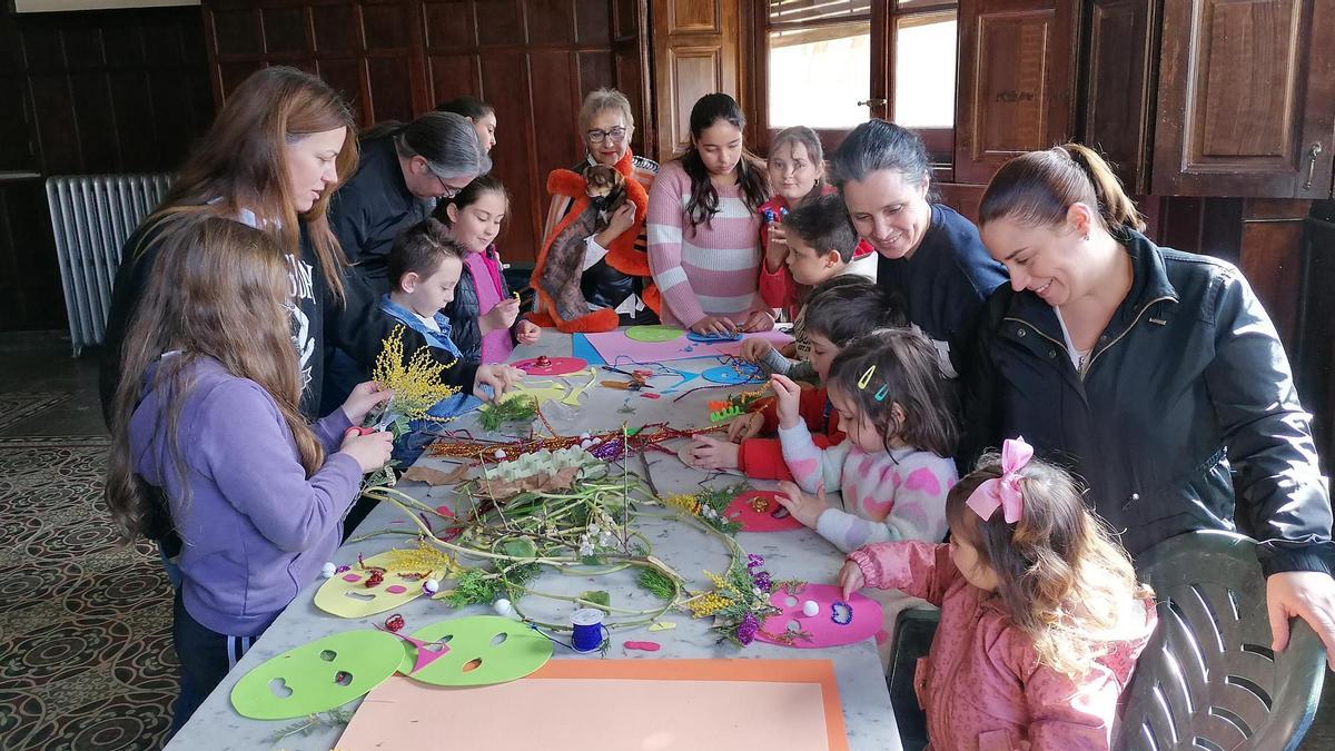 Niños de Toro descubren la tradición de las mascaradas en un taller creativo