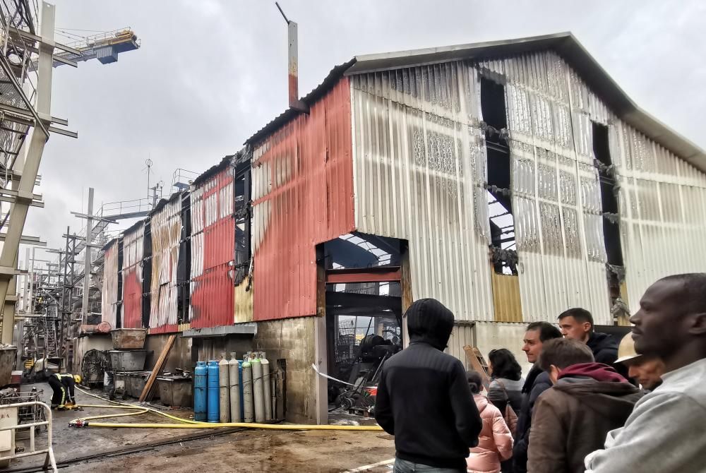 Gran incendio en un astillero de Marín