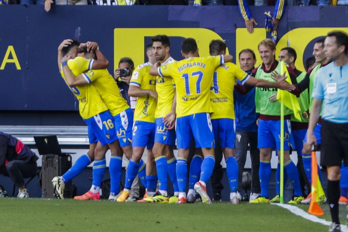 Los jugadores del Cádiz celebran un gol con su afición en el Nuevo Mirandilla