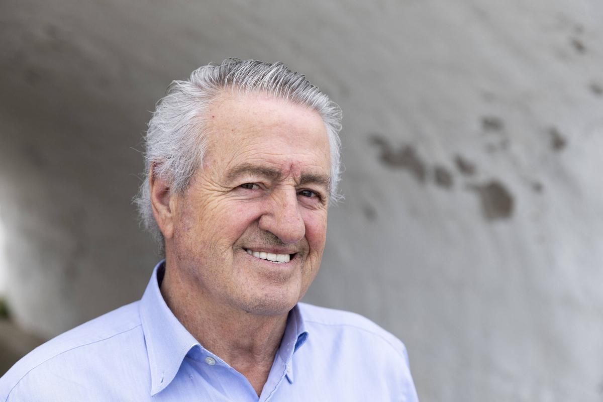 Paco Martínez, ex futbolista del Barça, fotografiado en la playa de Sant Andreu de Llavaneres, Maresme, Barcelona. 15 de mayo de 2026