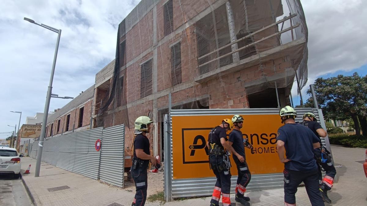 Un hombre se encarama a una grúa en una obra del Coll d'en Rabassa