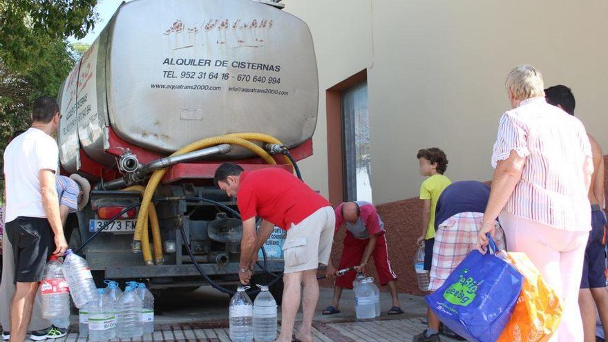 Los vecinos se abastecen de agua potable a través de camiones cuba desde agosto de 2017 .