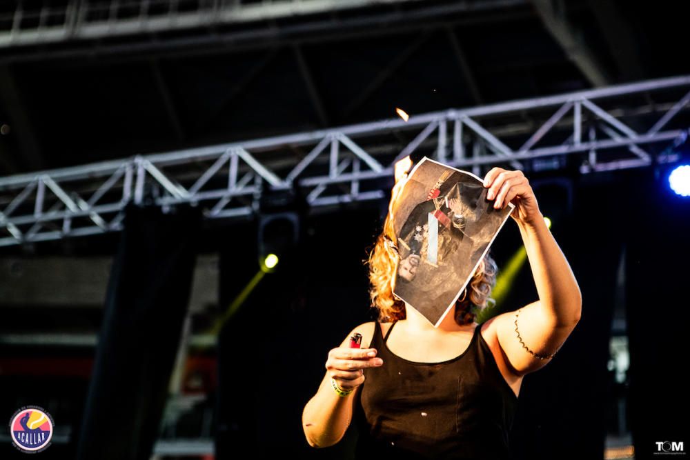 Pablo Hásel quema fotos del Rey en el Concert per la Llibertat d'Expressió