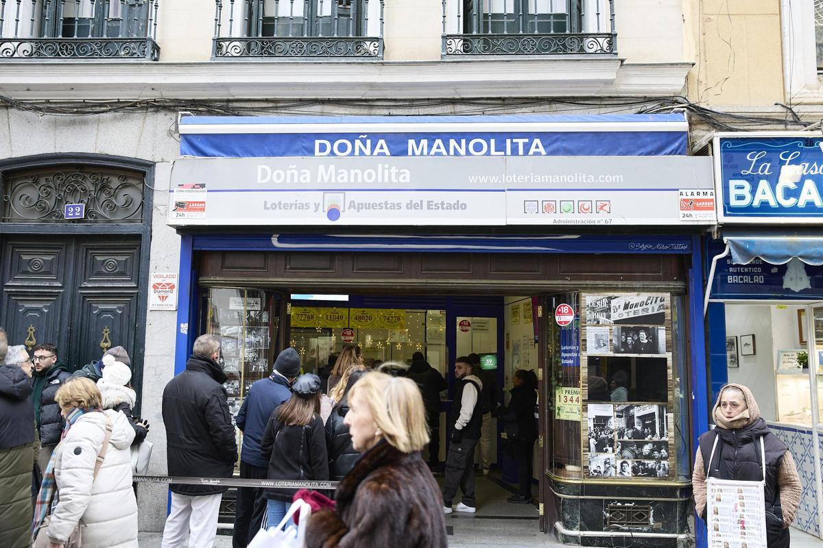 Varias personas hacen cola para comprar lotería para el Sorteo Extraordinario del Niño en la administración de lotería 'Doña Manolita', a 4 de enero de 2025, en Madrid (España).