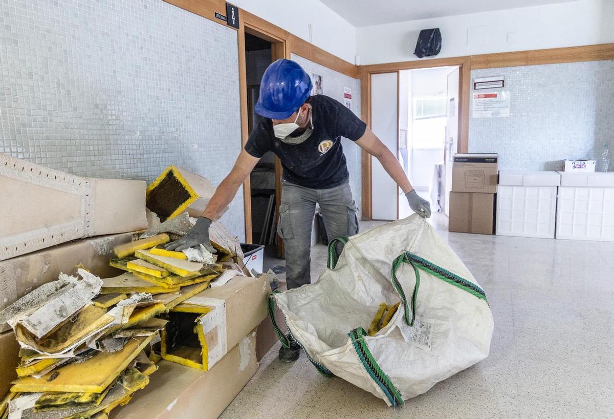 Un operario realizando su trabajo, este miércoles