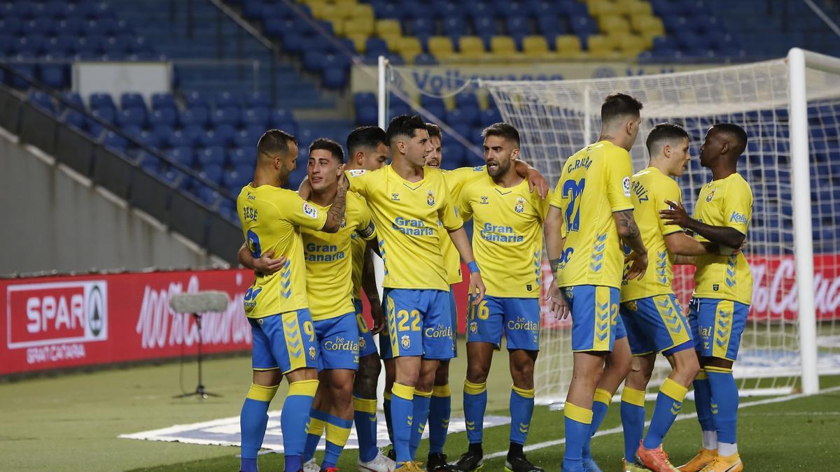 Los jugadores de la UD Las Palmas celebran su gol frente al Girona