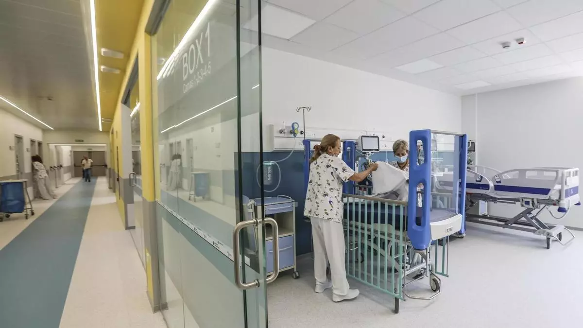 Un bebé de cuatro meses con síndrome de Down y cardiopatía vive con sus padres en el Hospital de Alicante tras quedarse sin casa