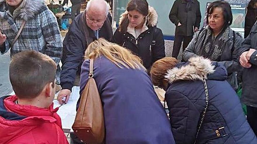 Promotores de la recogida de firmas el pasado sábado en Sada.