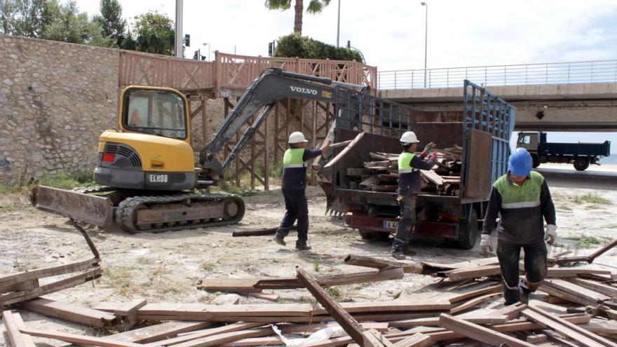 Arranca el desmontaje de la pasarela de madera del barranco de la Albufereta