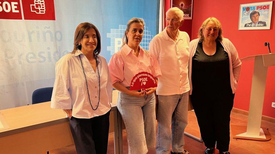 La secretaria xeral del PSOE de Cangas, Sagrario Martínez (centro), con su nuevo equipo. | Gonzalo N.