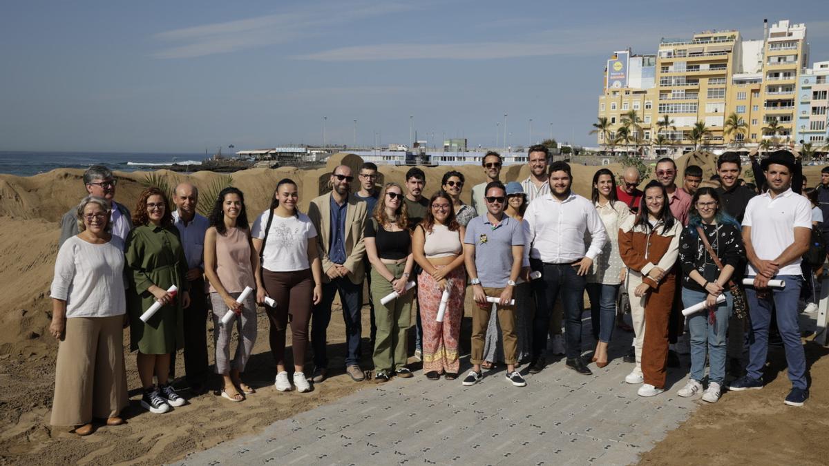 Jóvenes visitan el Belén de Arena de Las Canteras.