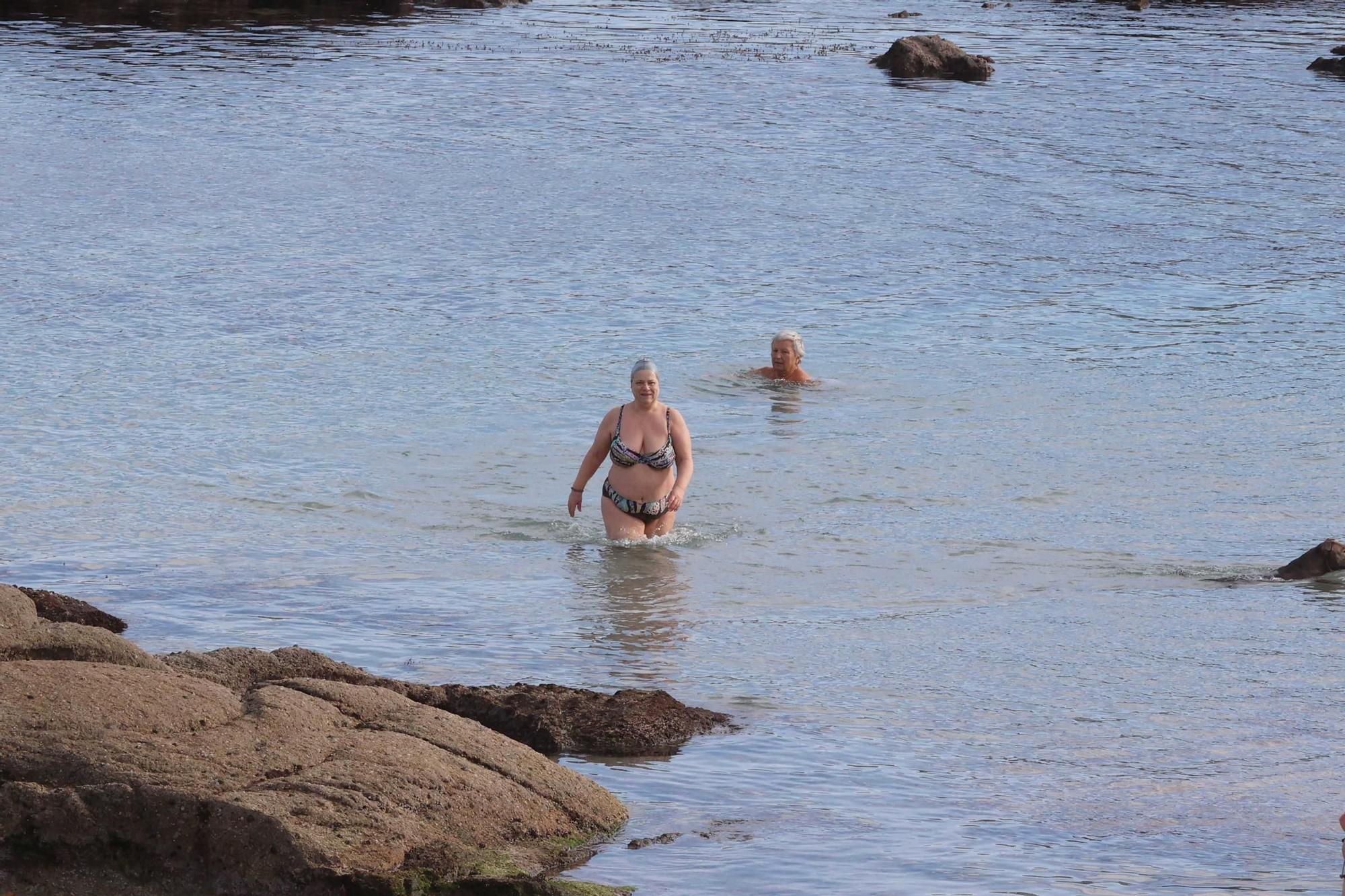 2025 arranca en A Coruña con los primeros baños en la playa de Riazor