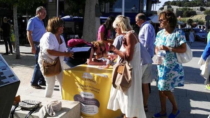 Un momento de la recogida de firmas, ayer en Baiona. // D. P.