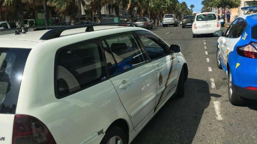 La policía caza el taxi de un flotero sin papeles y con la ITV falsificada