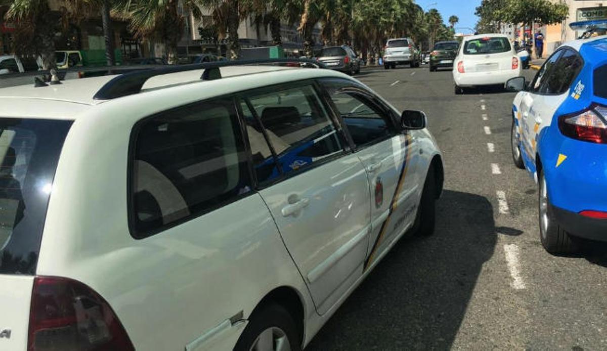 La policía caza el taxi de un flotero sin papeles y con la ITV falsificada